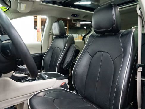 Used 2023 Chrysler Pacifica Limited FWD image 24