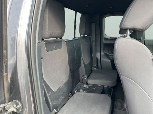 Used 2017 Toyota Tacoma TRD Sport image 32