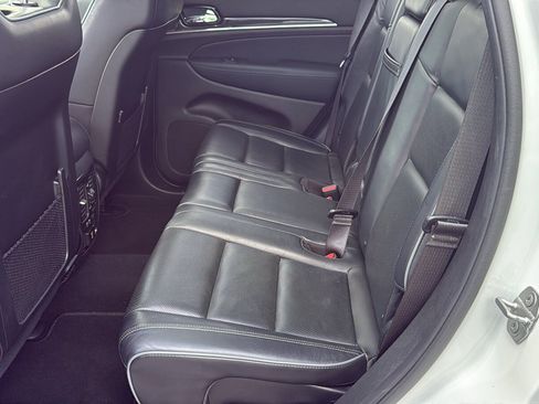 Used 2019 Jeep Grand Cherokee Overland AWD/4WD image 25