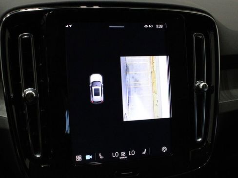 Used 2025 Volvo XC40 B5 Plus image 41