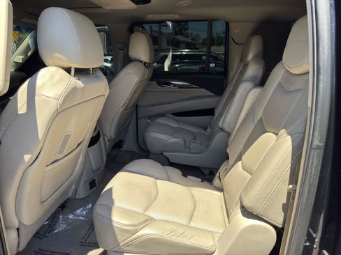 Used 2019 Cadillac Escalade ESV Luxury AWD/4WD image 30