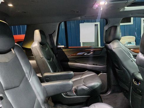 Used 2017 Cadillac Escalade Luxury image 16