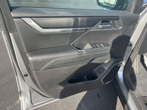 Used 2025 GMC Acadia Elevation image 15