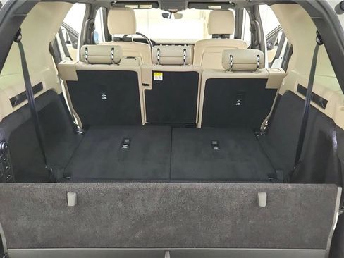 Used 2020 Land Rover Discovery HSE image 38