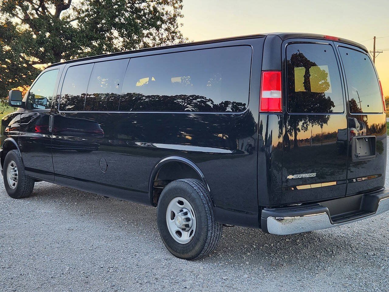 Used 2020 Chevrolet Express 3500 LS RWD image 3