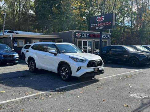 Used 2020 Toyota Highlander XLE image 1