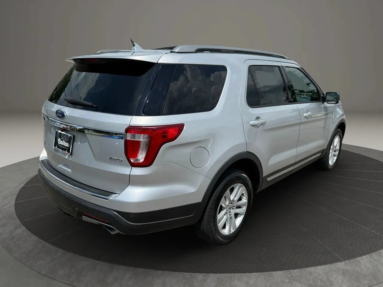 Used 2018 Ford Explorer XLT w/ Equipment Group 201A AWD/4WD image 4