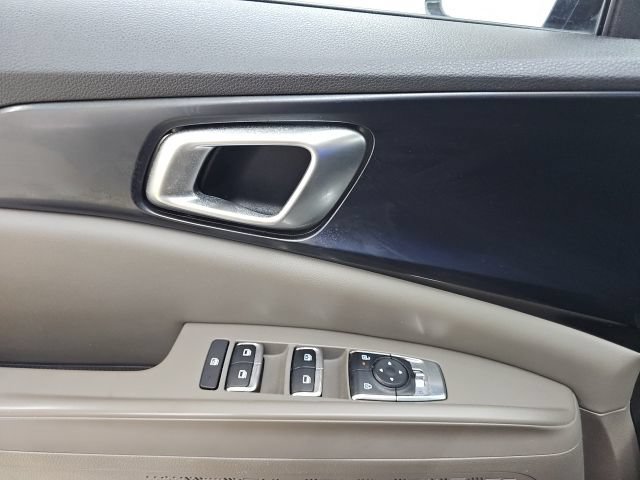 Used 2025 Kia Carnival FWD image 27