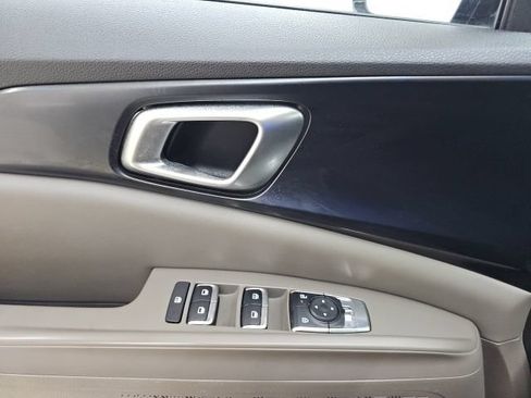 Used 2025 Kia Carnival FWD image 27