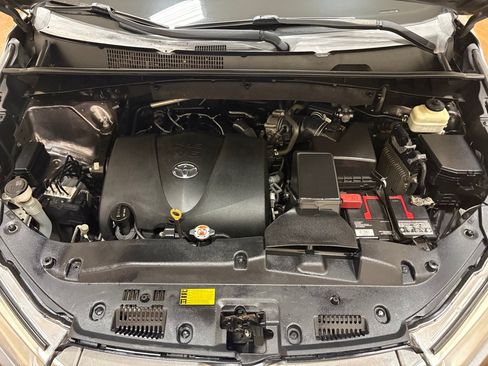 Used 2018 Toyota Highlander LE AWD/4WD image 30
