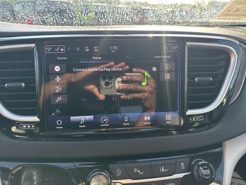 Used 2023 Chrysler Pacifica Touring-L FWD image 16