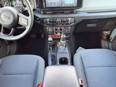 Used 2024 Jeep Wrangler Unlimited image 16