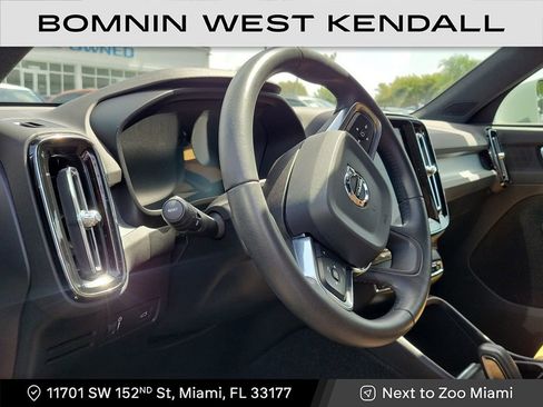 Used 2020 Volvo XC40 T4 Momentum w/ Protection Package Premier image 7