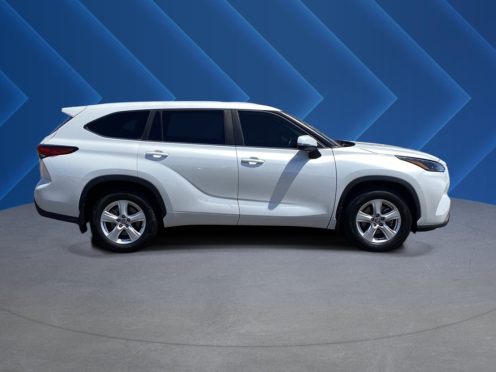 Used 2023 Toyota Highlander LE AWD/4WD image 2