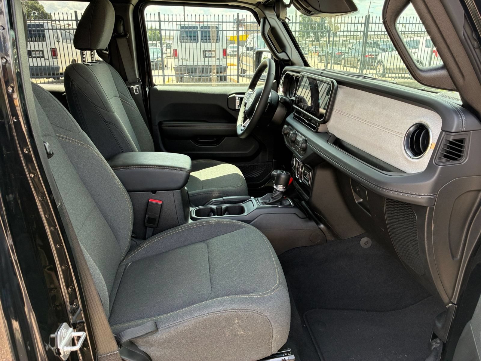 Used 2025 Jeep Wrangler Unlimited Sahara AWD/4WD image 34