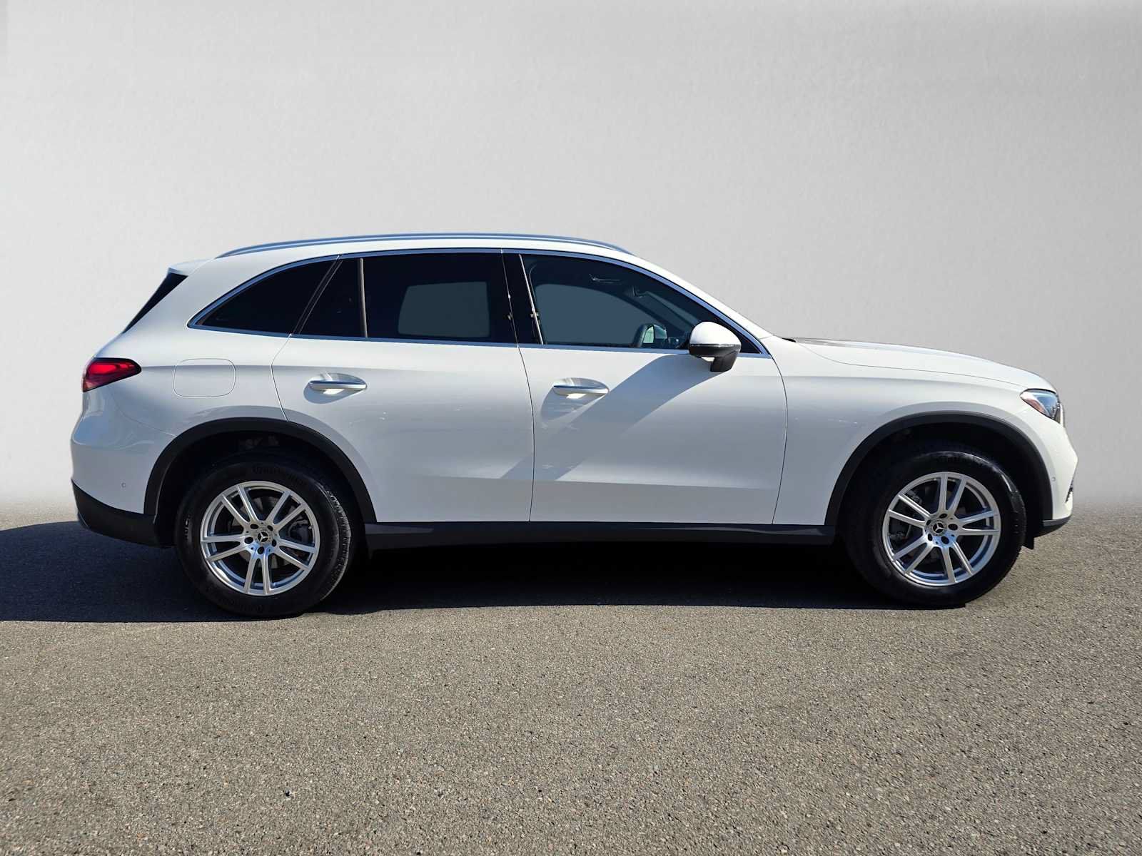 Used 2025 Mercedes-Benz GLC 300 4MATIC image 2