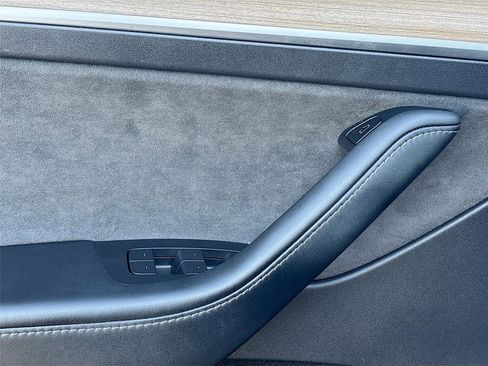 Used 2023 Tesla Model Y Long Range image 19