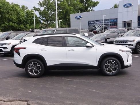 Used 2025 Chevrolet Trax LT w/ LT Convenience Package FWD image 5