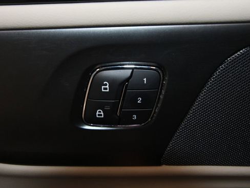 Used 2025 Lincoln Nautilus Premier image 10