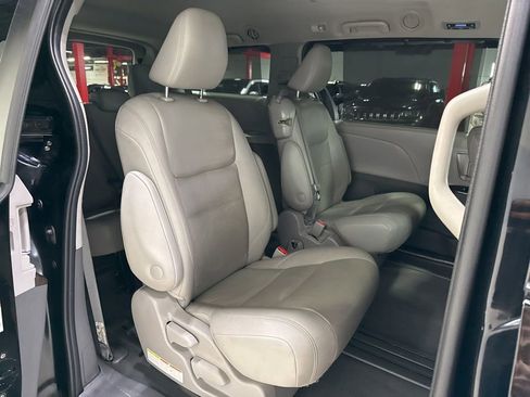 Used 2020 Toyota Sienna XLE w/ XLE Navigation Package FWD image 39