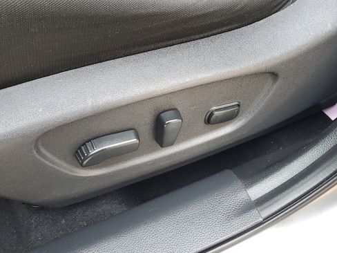 Used 2017 Nissan Rogue SV FWD image 17