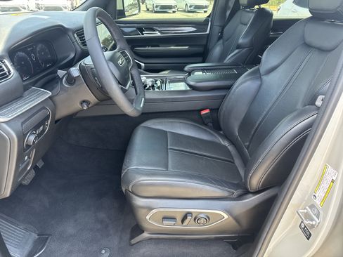 Used 2022 Jeep Wagoneer Series III RWD image 5
