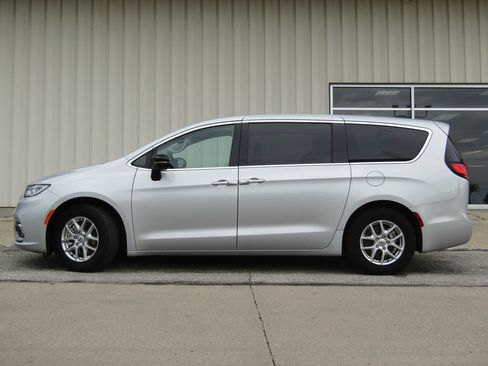 Used 2024 Chrysler Pacifica Touring-L FWD image 11