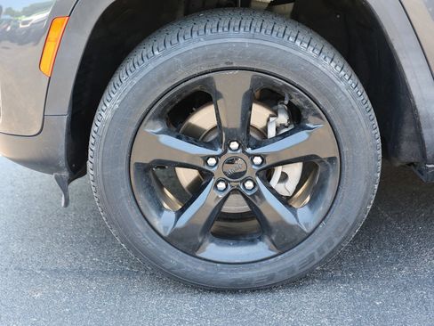 Used 2022 Jeep Grand Cherokee Altitude AWD/4WD image 10
