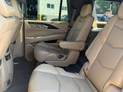 Used 2019 Cadillac Escalade Platinum AWD/4WD image 18