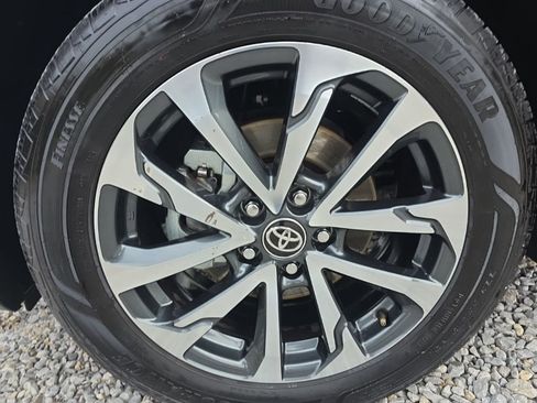 Certified 2023 Toyota Corolla Cross XLE image 11