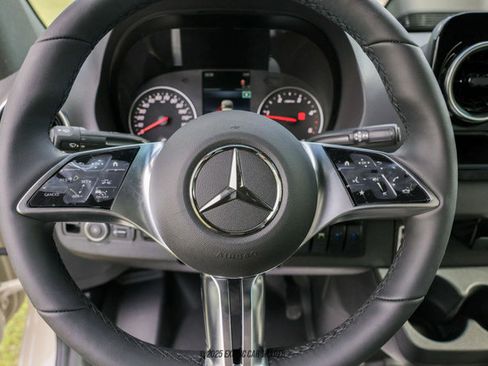 Used 2025 Mercedes-Benz Sprinter 2500 image 25