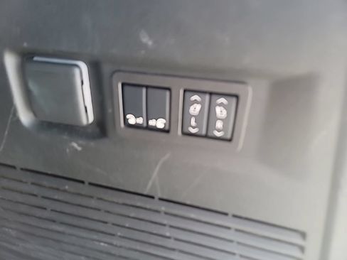 Used 2025 GMC Yukon Denali RWD image 11