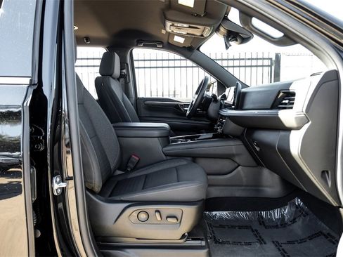 Used 2025 Chevrolet Suburban LS image 34