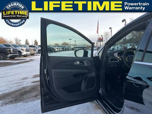 Used 2025 Chrysler Pacifica Select image 20