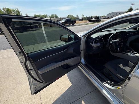 Used 2022 Toyota Camry LE w/ Carpet Mat Package (TMS) FWD image 9