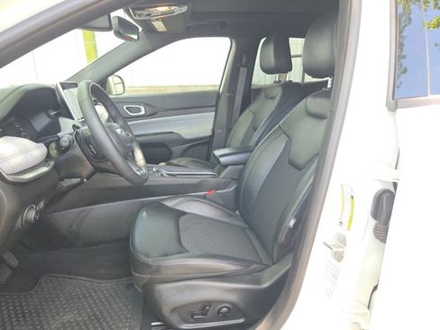 Used 2025 Jeep Compass Latitude w/ Sun & Sound Group AWD/4WD image 3