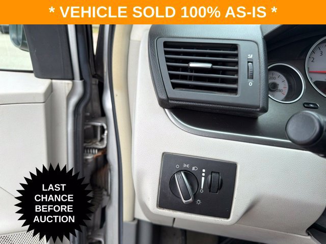 Used 2010 Volkswagen Routan SE FWD image 17
