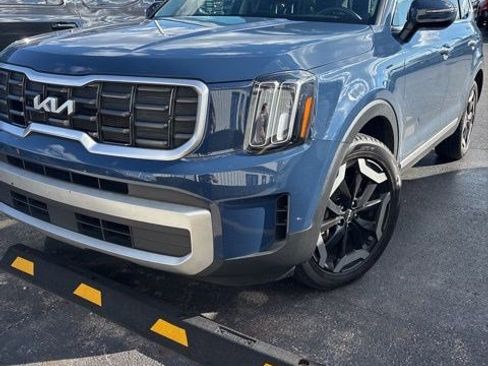 Used 2023 Kia Telluride S w/ S Sunroof Package image 3