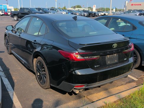 Used 2025 Toyota Camry SE FWD image 3