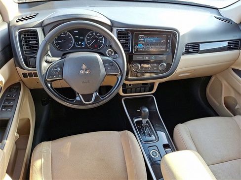 Used 2017 Mitsubishi Outlander SEL image 2