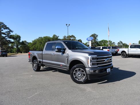 Used 2025 Ford F250 Platinum w/ Platinum Plus Package AWD/4WD image 2