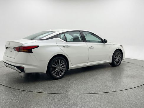 Used 2025 Nissan Altima 2.5 SV image 9