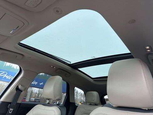 Used 2025 Lincoln Corsair AWD w/ Equipment Group 101A image 11