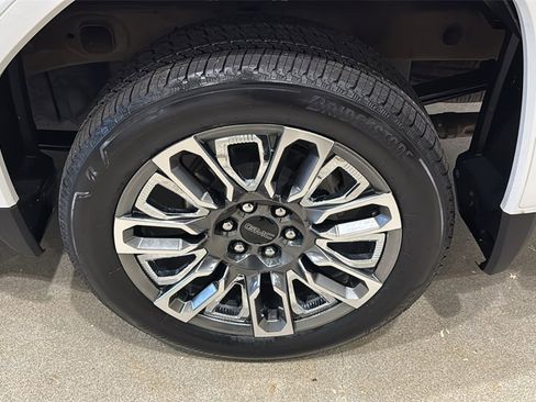 Used 2025 GMC Sierra 1500 Denali Ultimate image 10