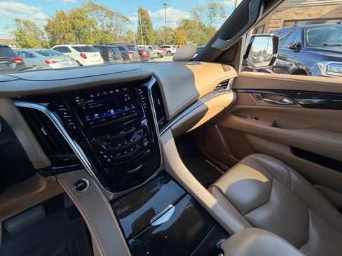 Used 2019 Cadillac Escalade Platinum image 24