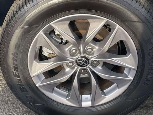 Used 2025 Toyota Sienna XLE FWD image 12