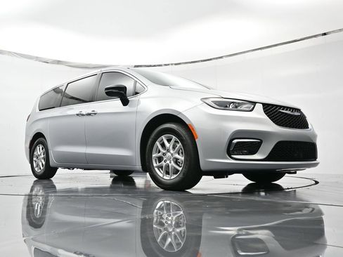 New 2026 Chrysler Pacifica Select FWD image 20