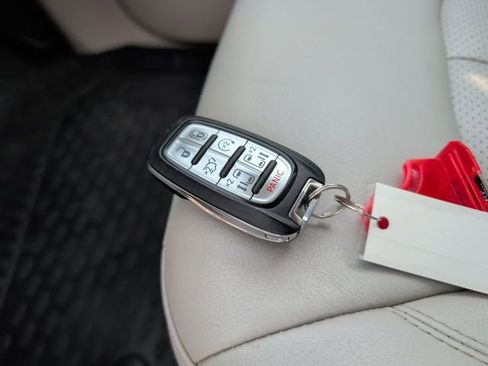 Used 2017 Chrysler Pacifica Touring-L Plus w/ Tire & Wheel Group image 33