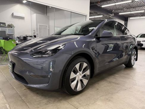 Used 2023 Tesla Model Y Long Range AWD/4WD image 1