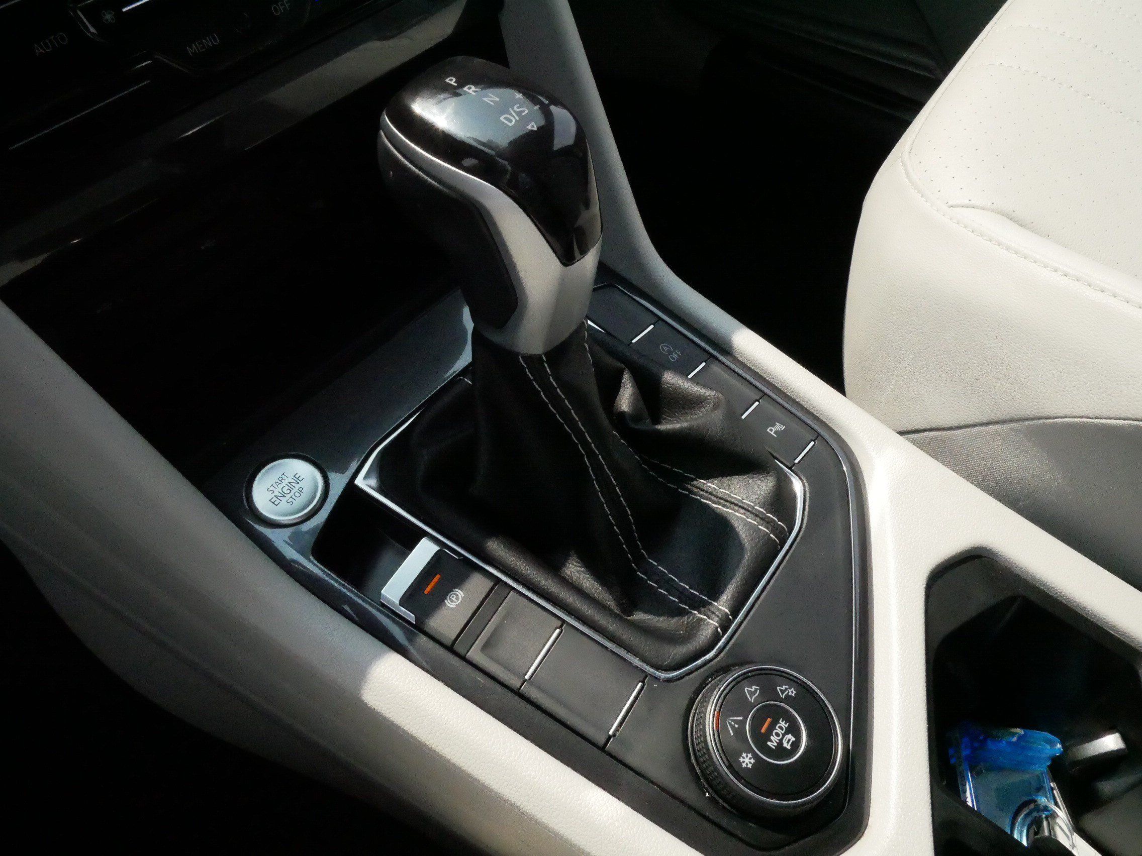 Certified 2023 Volkswagen Tiguan SE R-Line AWD/4WD image 24